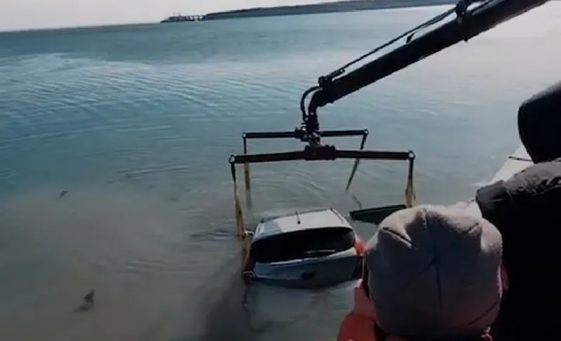 В Крыму машина слетела в море