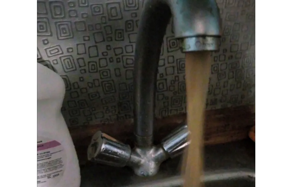 Жительницу Севастополя смутила «чёрная вода» в кране