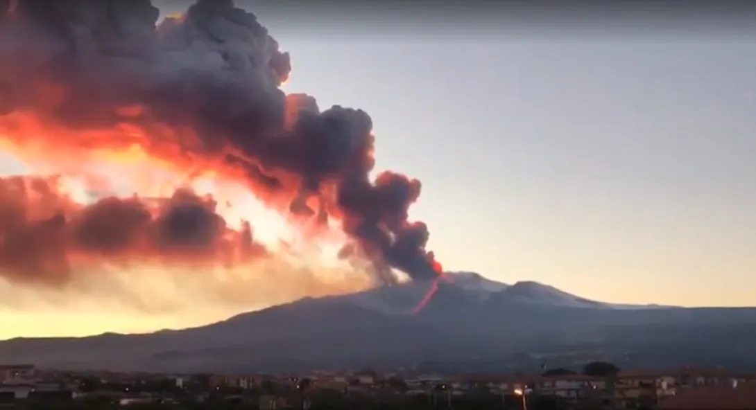 Из-за сильного извержения вулкана Этна остановили работу аэропорта