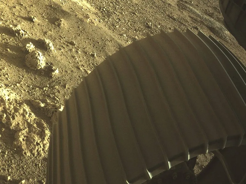 Марсоход Perseverance прислал первый цветной снимок с Марса