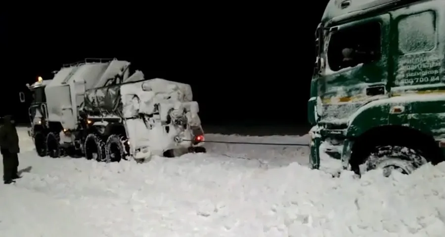Черноморский флот вытянул застрявших в снегу крымских автомобилистов