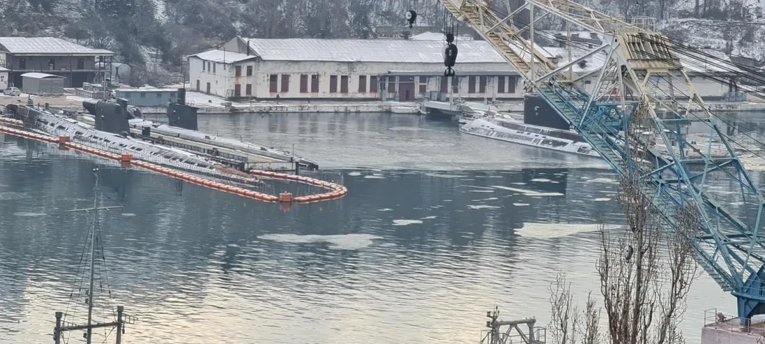 Южную бухту Севастополя сковало льдом