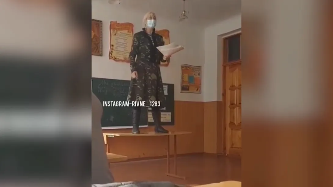 На Украине учительница залезла на парту в сапогах, чтобы рассказать про Майдан