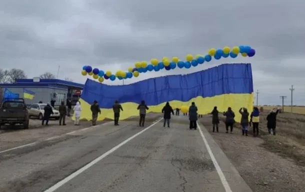 С территории Украины запустили украинский флаг с пожеланиями в сторону Крыма