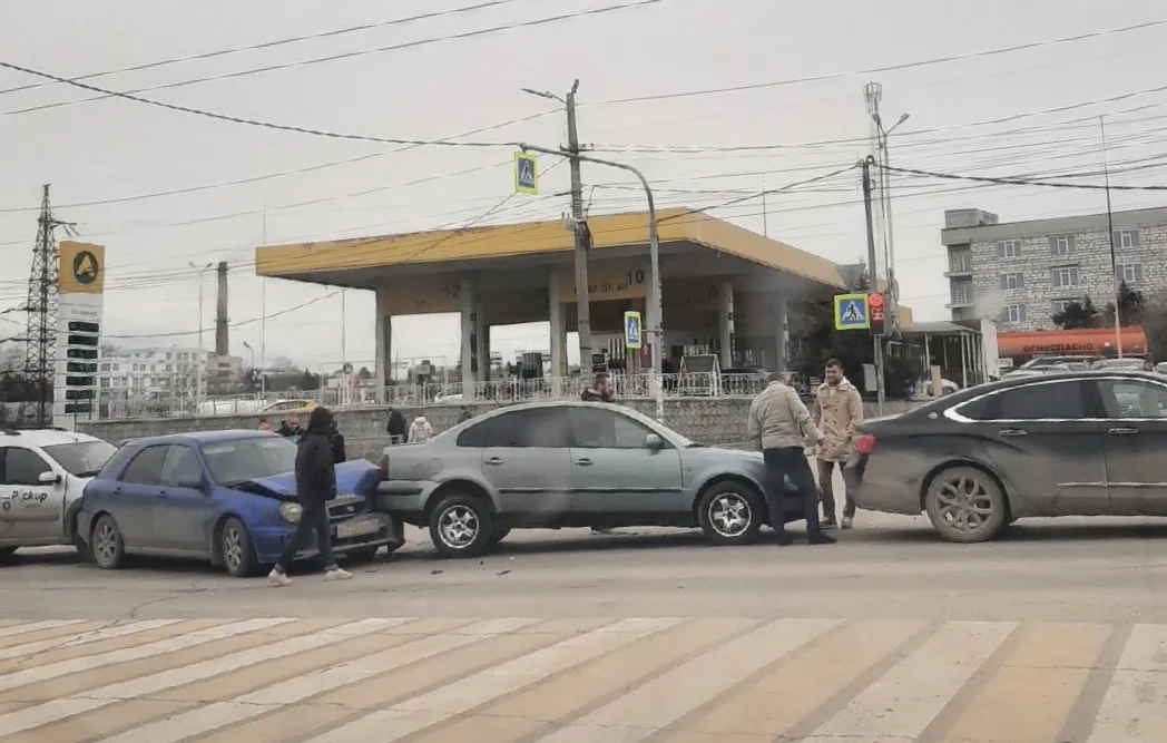 На дороге в Севастополе случился спонтанный «паровозик»
