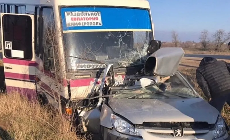 В Крыму грузовик отрикошетил автомобиль в автобус — водитель скончался
