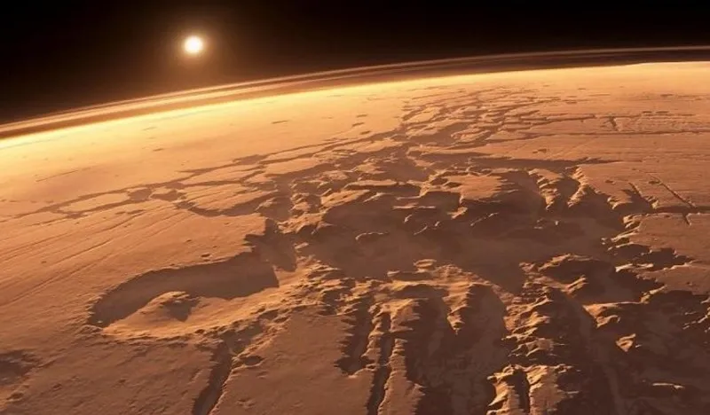 «Роскосмос» показал фото гигантских смерчей на Марсе