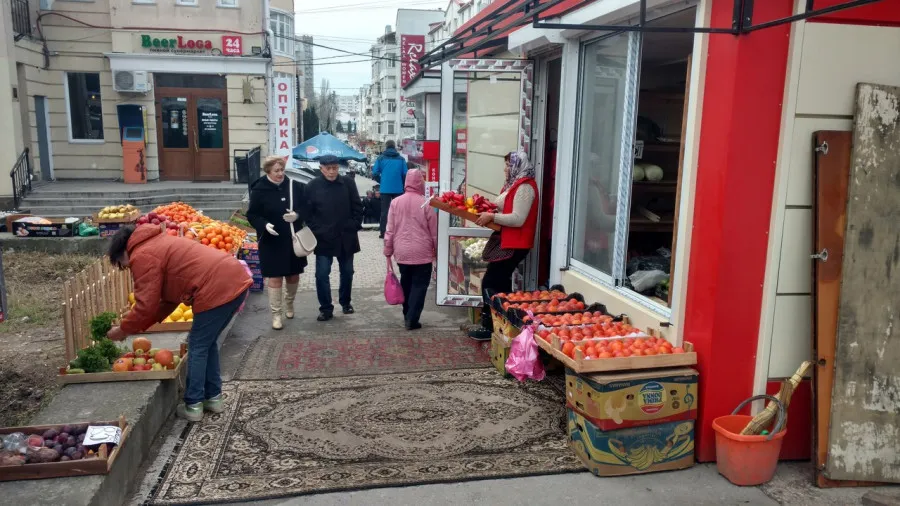 Остановку на улице Юмашева вечерами делят севастопольские торговцы и музыканты