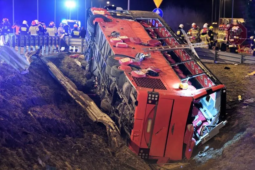 Автобус с гражданами Украины упал с моста в Польше