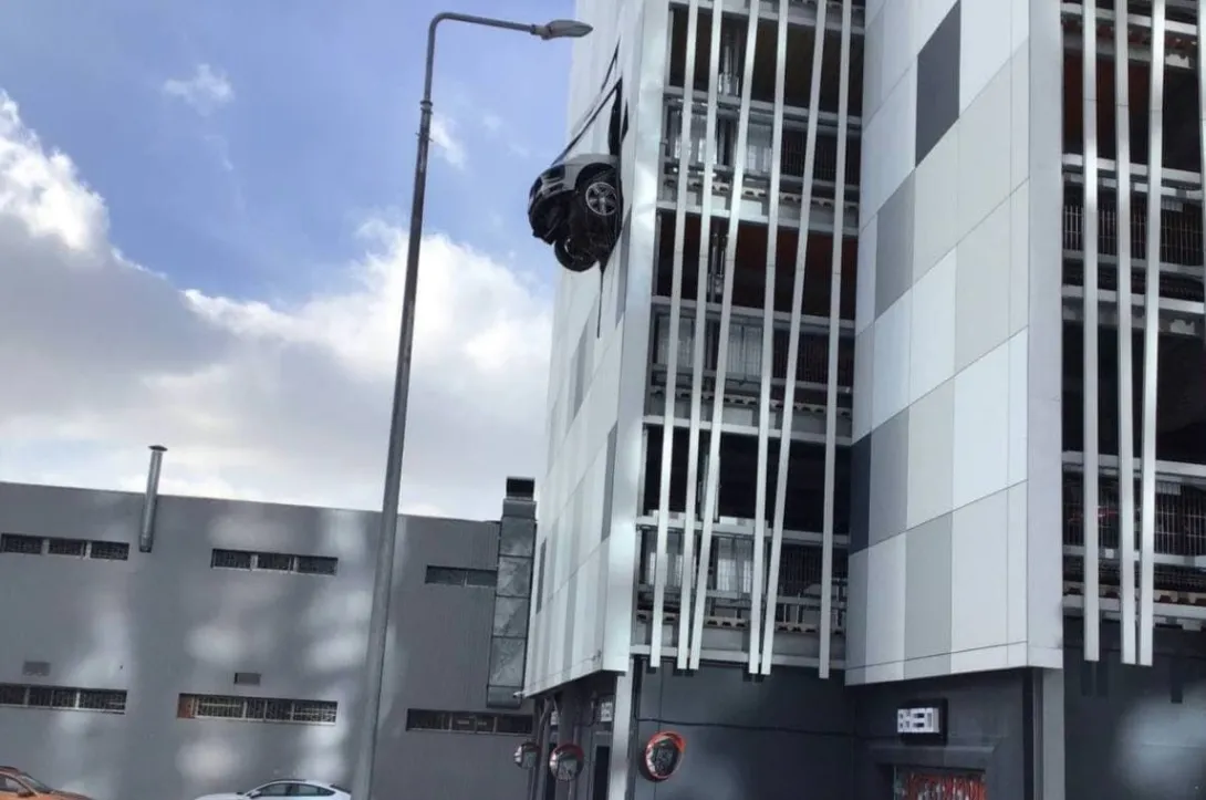 «Порше» пронзил стену многоэтажного паркинга
