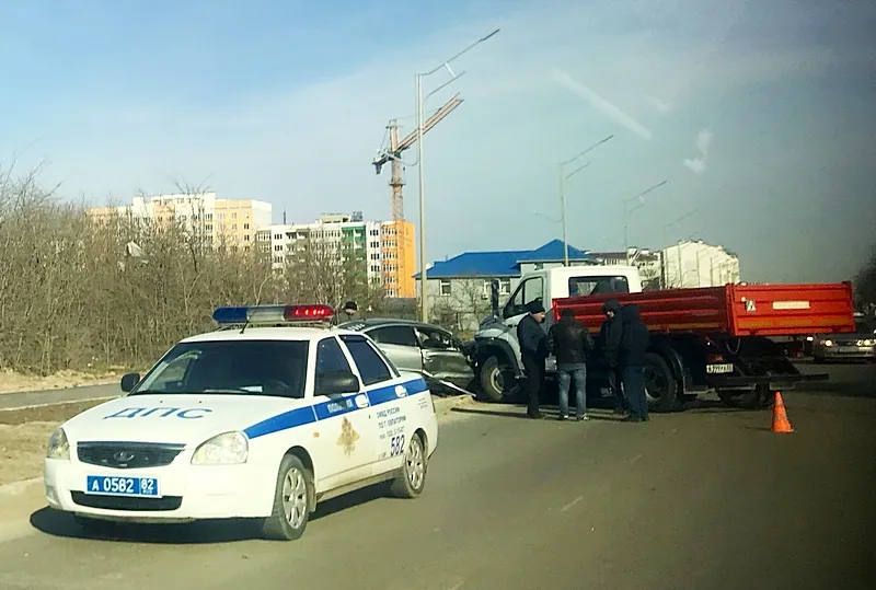 Учебный грузовик протаранил легковушку в Крыму