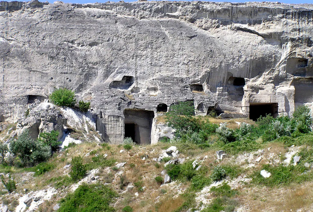 В Севастополе пробьют тоннели сквозь пещерные монастыри Загайтанской скалы