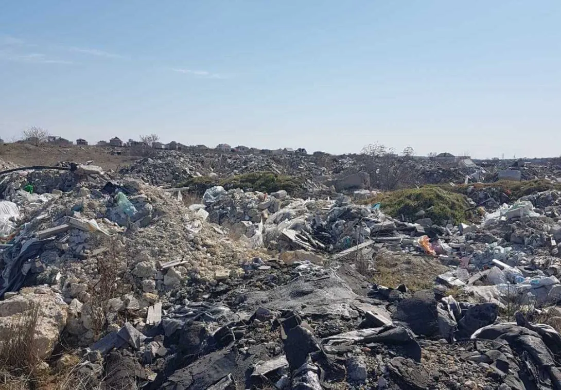 Территория у КОС «Южные» в Севастополе превратилась в мусорную свалку