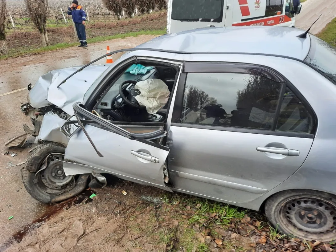 Водитель авто пострадал в столкновении с трактором под Севастополем
