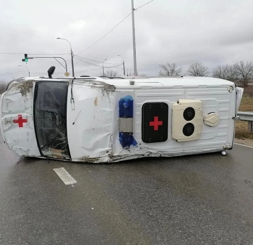 В Севастополе перевернулся автомобиль скорой помощи