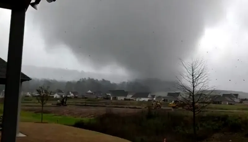 Мощный торнадо нанёс удар по штату Алабама. Видео