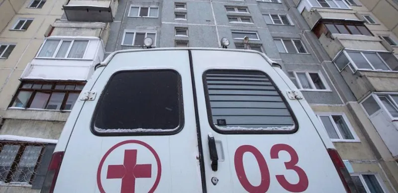 В Барнауле парень общался с прохожими после падения с 16-го этажа