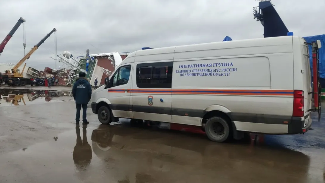 На верфи опрокинулось строящееся судно, есть жертвы. Видео