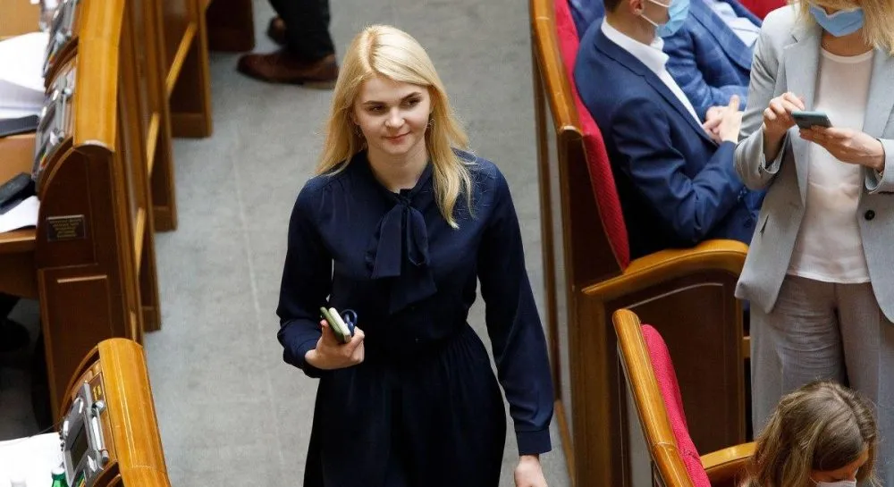Депутат от партии Зеленского покинет Украину из-за угрозы большой войны
