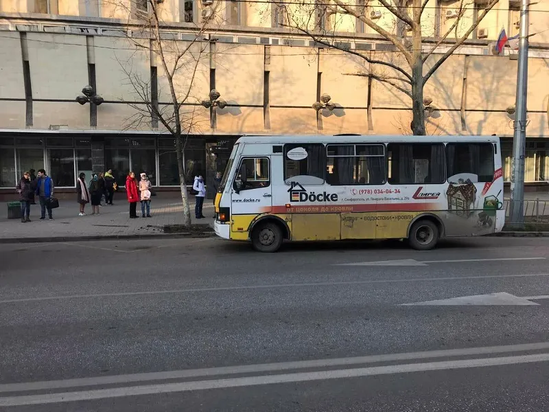 В столице Крыма автобус въехал в остановку с людьми