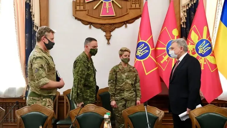 На фоне обострения на Донбассе военные атташе США, Канады и Британии встретились с министром обороны Украины