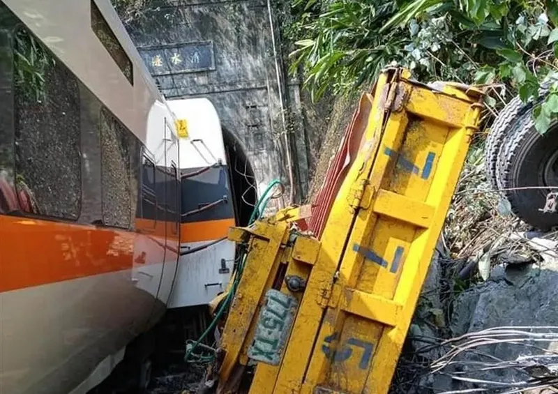 Десятки человек погибли при крушении поезда на Тайване. Видео