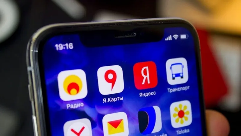 Владельцев новых смартфонов наказали российским софтом