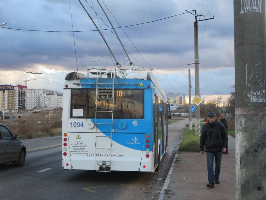 В севастопольском троллейбусе разъезжал пьяный окровавленный отец с ребёнком