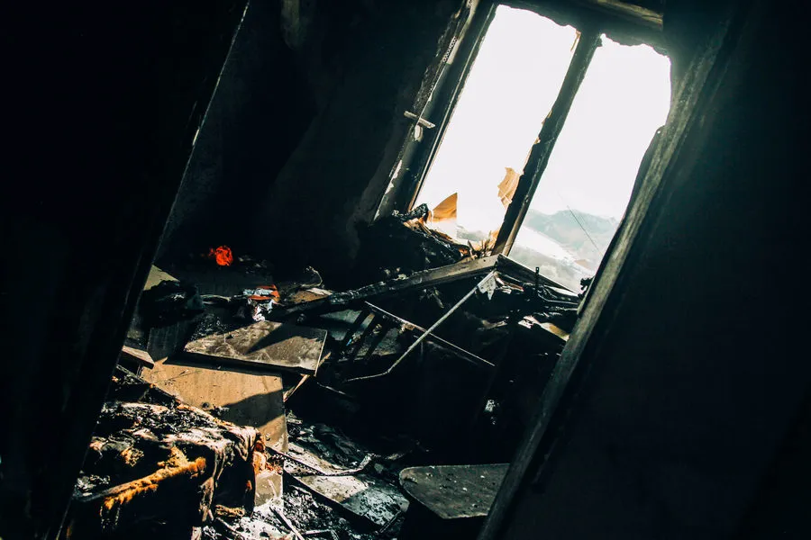 Высотку на севере Севастополя заволокло чёрным дымом пожара