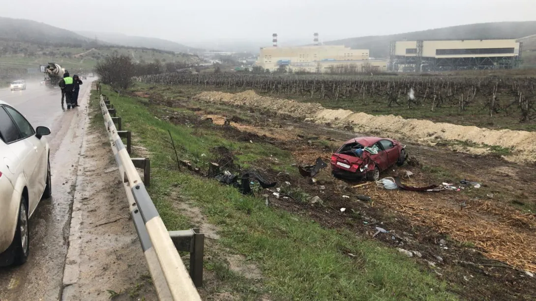 Автомобиль улетел в виноградники на трассе под Севастополем