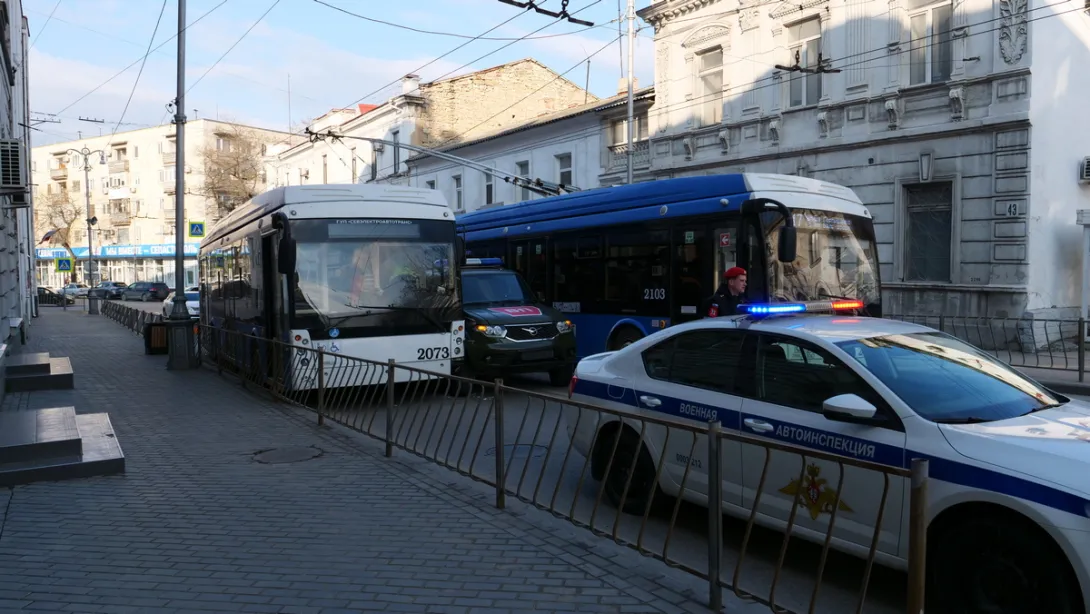«Патриот» цвета хаки врезался в мирный севастопольский троллейбус