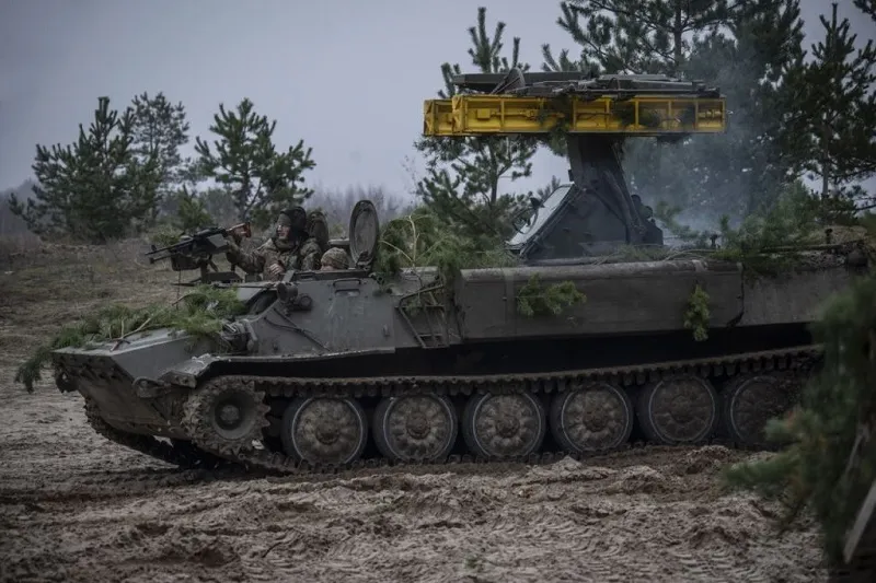 Украина перебрасывает тяжелую технику к границе Крыма