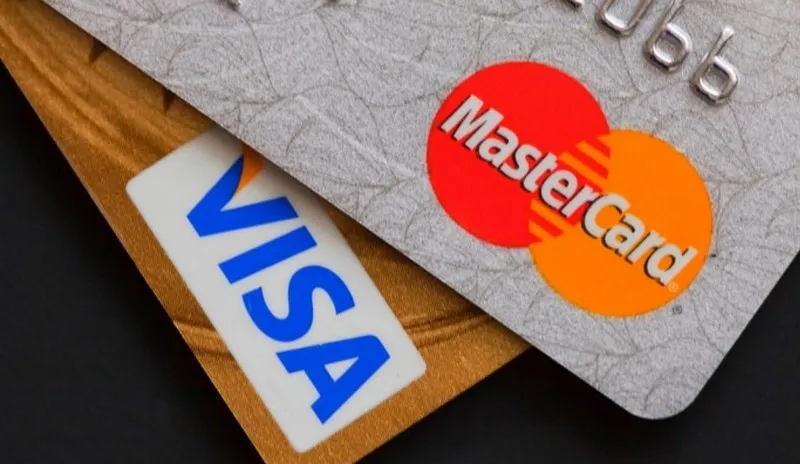 Россиян предупредили о возможном отключении от Visa и MasterCard