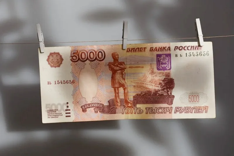 Крымчане покупали через интернет и сбывали на рынках фальшивые 5-тысячные купюры