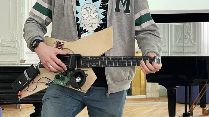 Российский студент разработал гитару для людей с инвалидностью