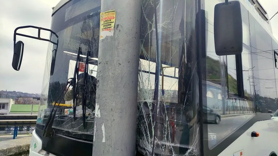  Въехавший в столб севастопольский автобус решил поездить без водителя 