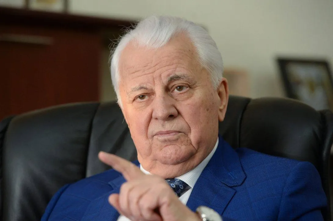 Кравчук заявил о готовности его семьи стрелять в людей с «российскими флагами»