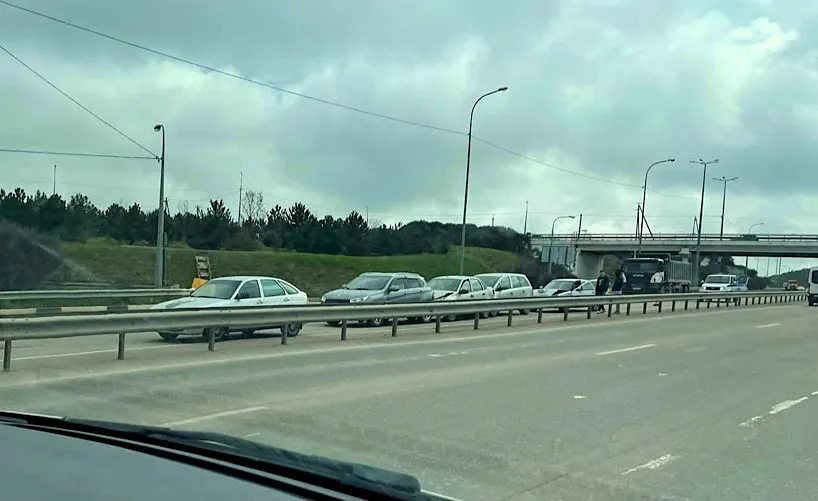 В Севастополе выстроился паровоз из четырёх машин 