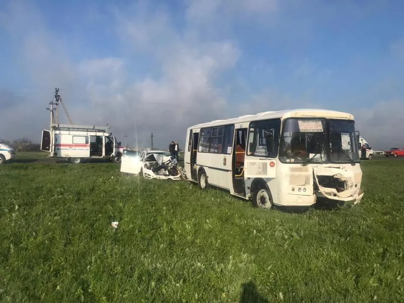Пять человек пострадали в ДТП с рейсовым автобусом в Крыму