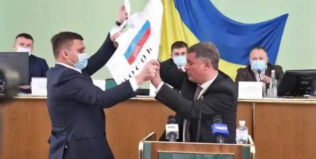 В облсовете на Украине депутаты подрались из-за российского флага 