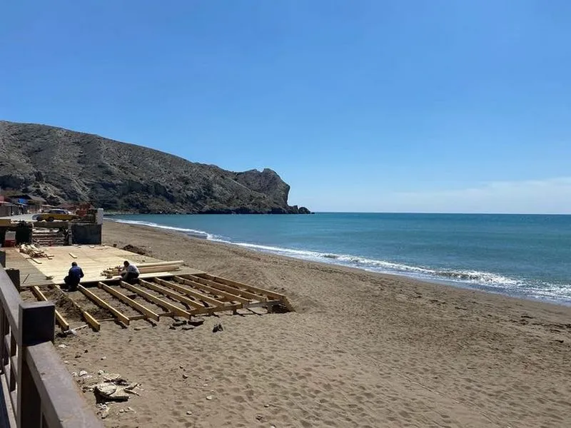 Застройку крымского пляжа объяснили благоустройством
