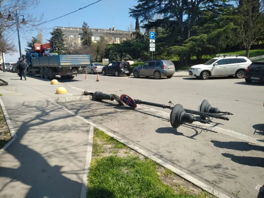 Упавший столб блокировал дорогу у штаба флота в Севастополе