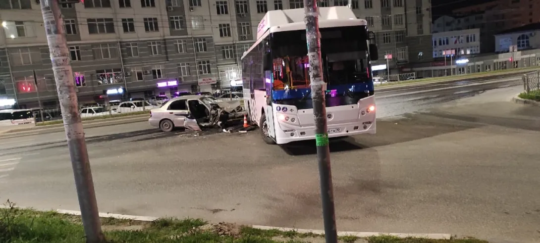 В Севастополе ночью автомобиль «Ланос» разбился о пассажирский автобус