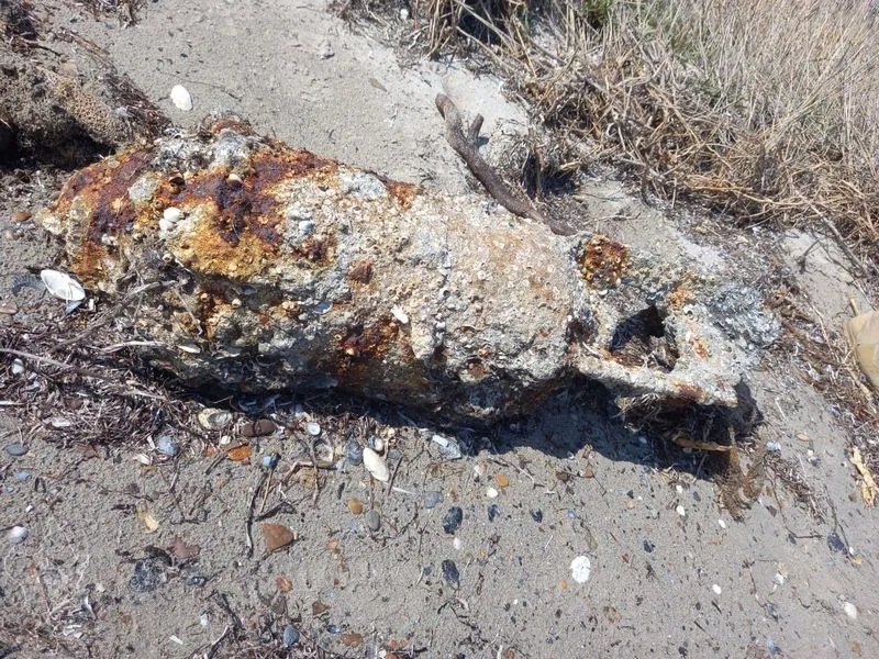 На крымский пляж течением вынесло авиационную бомбу