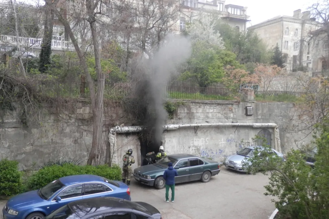 В центре Севастополя загорелся подвал жилого дома