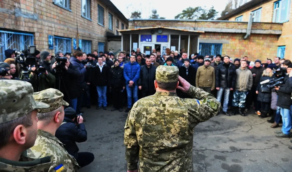 Украинские призывники массово игнорируют службу в ВСУ