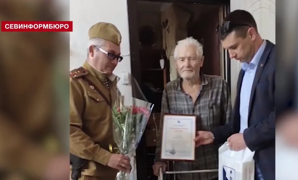 «С благодарностью за Победу»: члены Общественной палаты Севастополя поздравляют ветеранов на дому