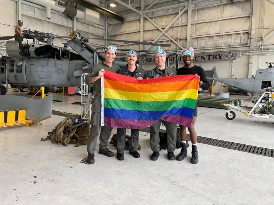 В армии США появился первый в истории гей-экипаж вертолёта
