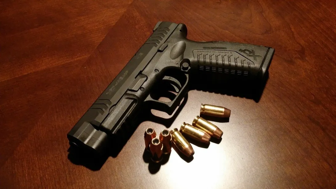 Двухлетний ребёнок выстрелил в родителей из пистолета