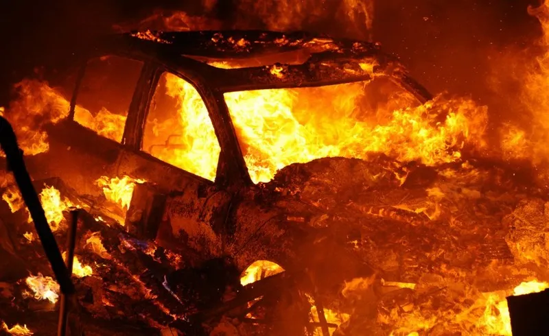 Сахалинец сжёг чужую машину из-за нечаянной обиды